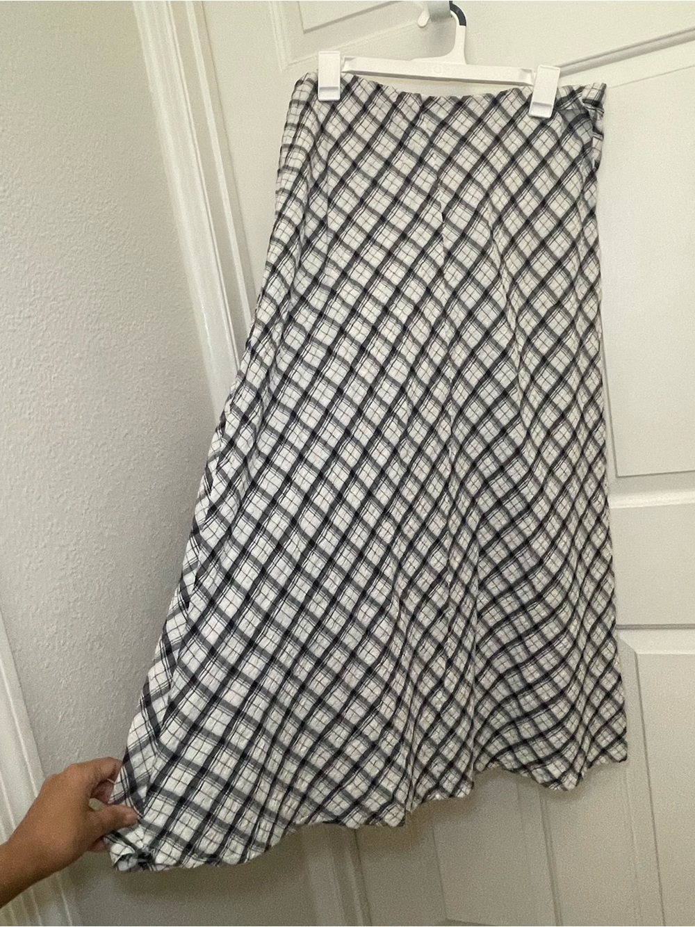 New women’s size large white & navy flowy plaid midi skirt Universal Thread - Picture 6 of 6